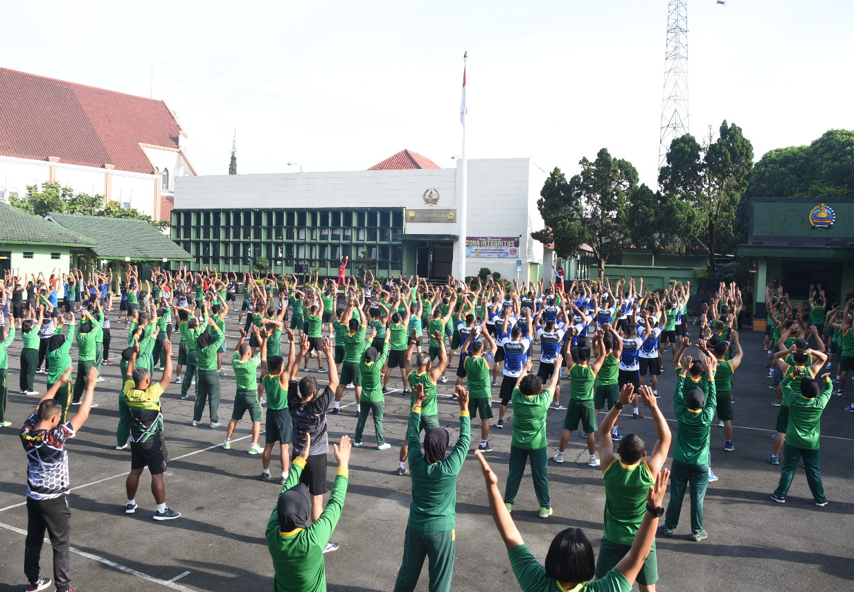 Jaga Kebugaran Tubuh, Prajurit Korem 073/Makutarama Laksanakan Senam SKJ Bersama